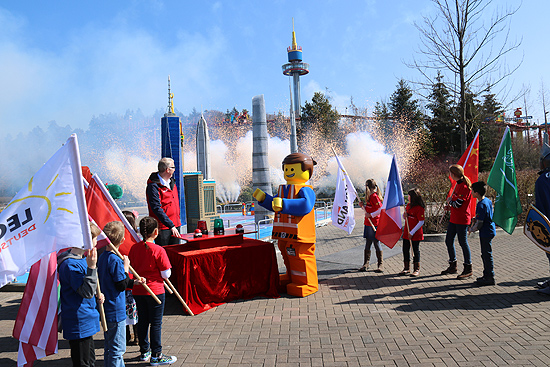 Bei der Saisonstart-Pressekonferenz am 17.03.2016 eröffnete LEGOLAND Geschäftsführer Martin Kring den neuen MINILAND Bereich High Five.  (©Foto: Martin Schmitz)